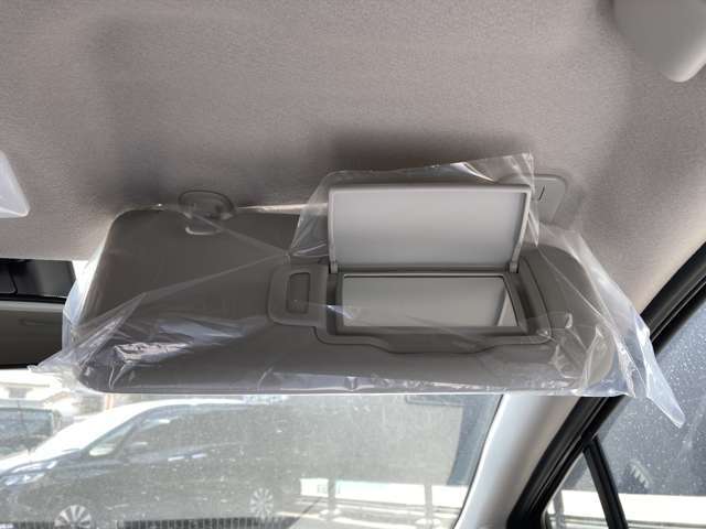 バニティミラーで、お化粧直しやコンタクトレンズがずれた時、もしも運転中に目にゴミが入ってしまった場合でも安心ですね♪