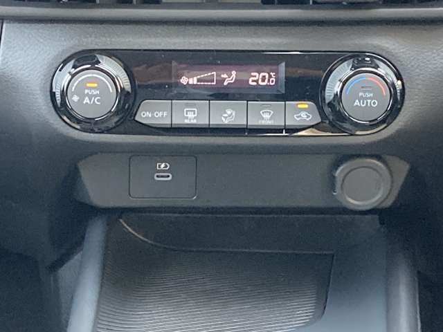オートエアコンで温度調整も楽チン！四季を問わず快適に運転することが出来ます。