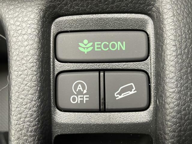 【ECONモード（イーコン）】クルマの動きを管理するシステムです。燃費を優先に自動制御されるもので、低燃費走行を自然にできるようになります。