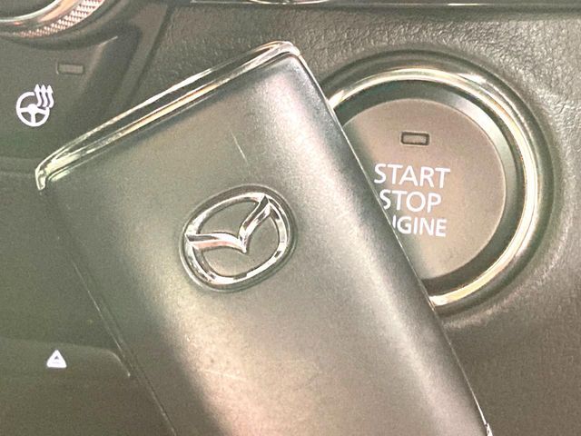 【アドバンストキー】カバンやポケットに入れたままでもドアの施錠・解錠が可能なスマートキーを装備。エンジンのオン・オフ時もカギを取り出す必要が無いからとっても便利です♪