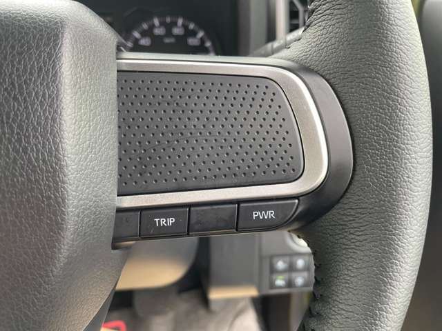 こちらはハンドルの写真です。中古車なので、若干の使用感はありますが、破損、不具合等はありません。弊社はユーザー様から買取した車両を、一台一台チェックして問題のない車両を掲載しております。ご安心ください