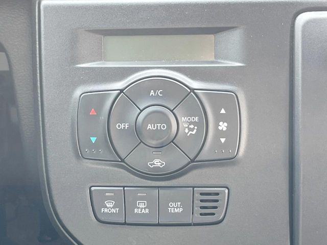 【オートエアコン】一度お好みの温度に設定すれば、車内の温度を検知し風量や温度を自動で調整。暑い…寒い…と何度もスイッチ操作をする必要はありません。快適な車内空間には必須の機能ですね♪