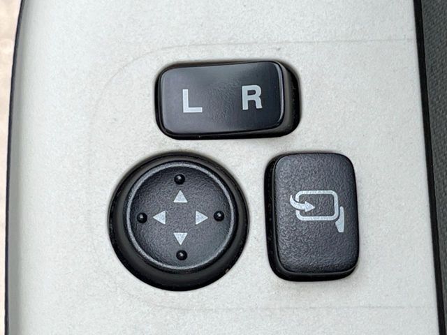 【電動格納ミラー】サイドミラーは電動格納式となっており、狭い駐車場でもキズがつくリスクを抑えられます。