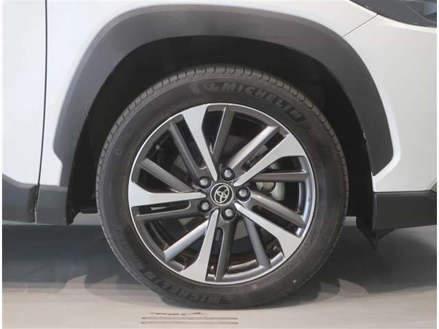 純正のアルミホイール装着車です。タイヤサイズは225/50R18です。