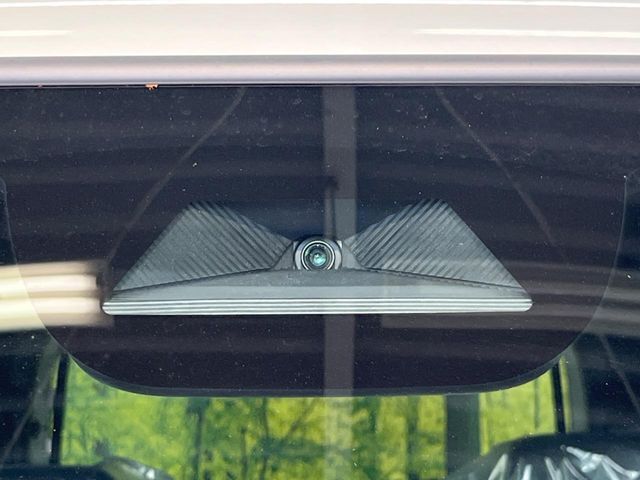【ホンダセンシング】走行中に前方の車両等を認識し、衝突しそうな時は警報とブレーキで衝突回避と被害軽減をアシスト。より安全にドライブをお楽しみいただけます。