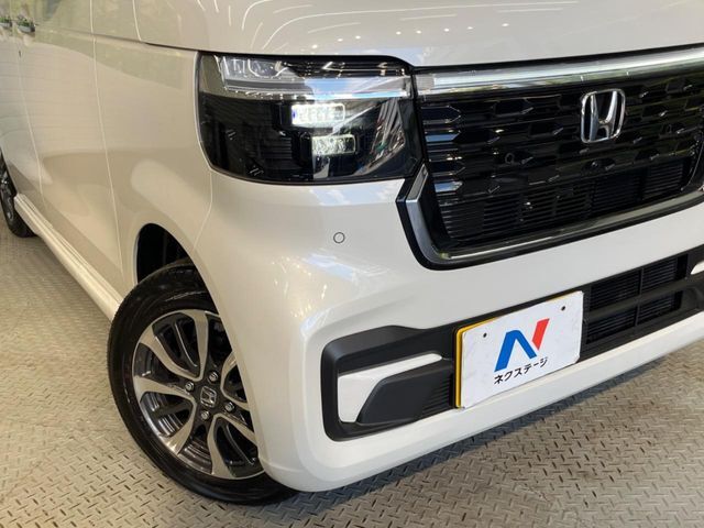 【LEDヘッドライト】悪天候や夜間走行時も良好な視界を確保し安心して運転できる高輝度LEDヘッドライトを装備！点灯速度が早く、消費電力も抑えられています。