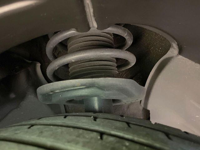 お車を安心してお乗りいただく為には、足回りの定期点検が欠かせません。サービスサポート（有償保証）では無料点検もご提供しており、安心のカーライフをお過ごしいただけるサポート体制が整っています。