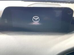 【8.8インチマツダコネクト】車内の雰囲気にマッチした大型のディスプレイ。スマホ接続でのナビ使用やBluetooth再生等、様々な機能が楽しめます。直感的なダイヤル操作が可能で、使い勝手も良好です。