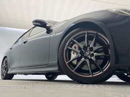 【純正オプション19インチアルミホイール】純正オプションホイールを装着。走行性能の向上に加え、外観もよりスタイリッシュになっています。