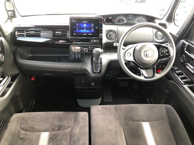 【インパネ全体】手が届きやすく、どなたでも運転しやすいです。シンプルで使いやすい設計になっています！