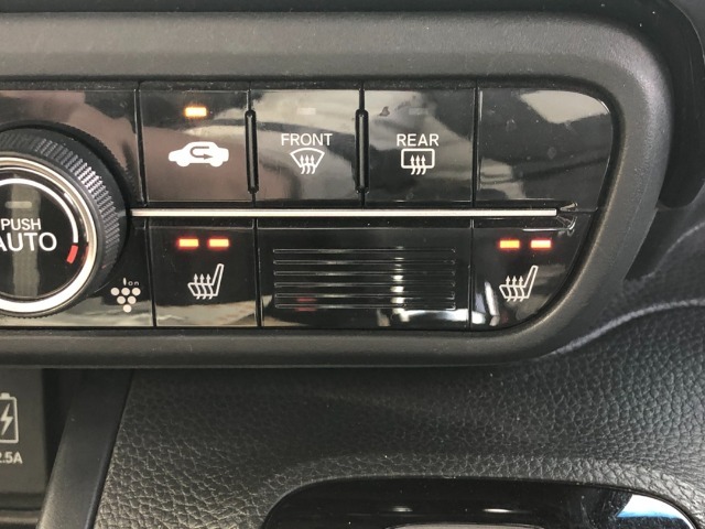 【シートヒーター】スイッチを押せば、座面と背もたれで体を温めてくれます♪