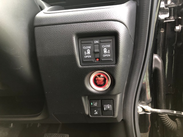 【両側電動スライドドア】リモコンや運転席のスイッチ操作のほか、ドアハンドルを少し引くだけでリアドアが自動開閉します♪