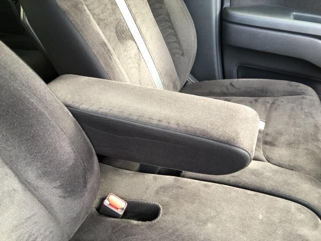 【アームレスト】運転時の疲労軽減にもなるアームレストがついています！
