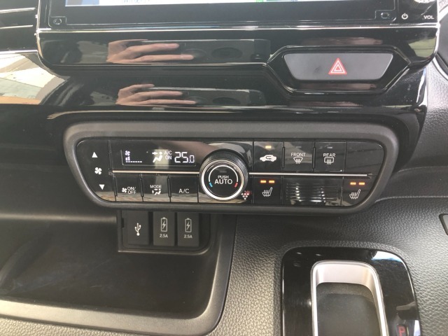 【オートエアコン】ボタン一つで室内温度を自動で調節してくれて、快適です♪