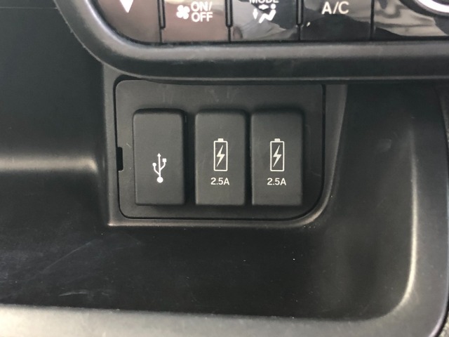 【充電用USBポート】スマホなどの充電に便利なUSBポートがついています！