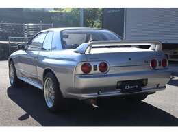 今回ご紹介するのは、1994年式のスカイラインGT-R R32 VスペックII。シルバーの外装にブラックの内装を備え、新車から一人のオーナーに大切に守られてきたワンオーナー車です。