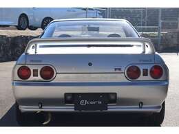 nismoスピードメーターやnismo3連メーターなど、GT-Rらしいこだわりの装備が随所に感じられる一台です。この車両の大きな魅力は、整備記録簿が21枚揃っていること。