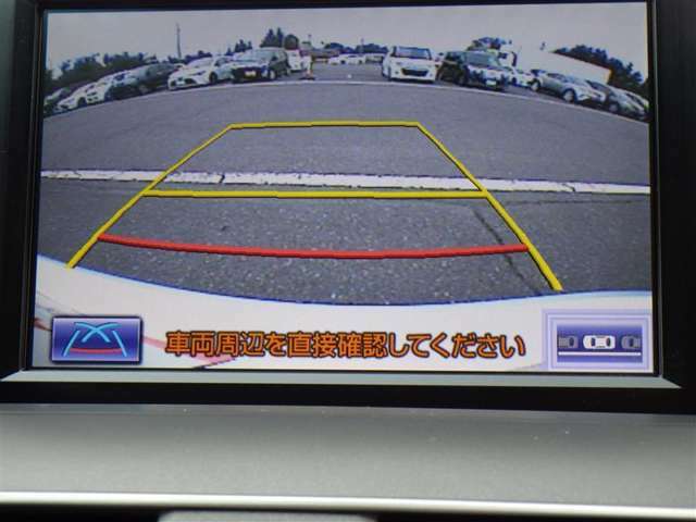 バックガイドモニター付き。車両後方の映像をナビ画面に表示し、駐車などの後退操作をサポートします。