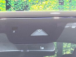 【スマートブレーキサポート】走行中に前方の車両等を認識し、衝突しそうな時は警報とブレーキで衝突回避と被害軽減をアシスト。より安全にドライブをお楽しみいただけます。