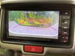 【バックカメラ】駐車時に後方がリアルタイム映像で確認できます。大型商業施設や立体駐車場での駐車時や、夜間のバック時に大活躍！運転スキルに関わらず、今や必須となった装備のひとつです！