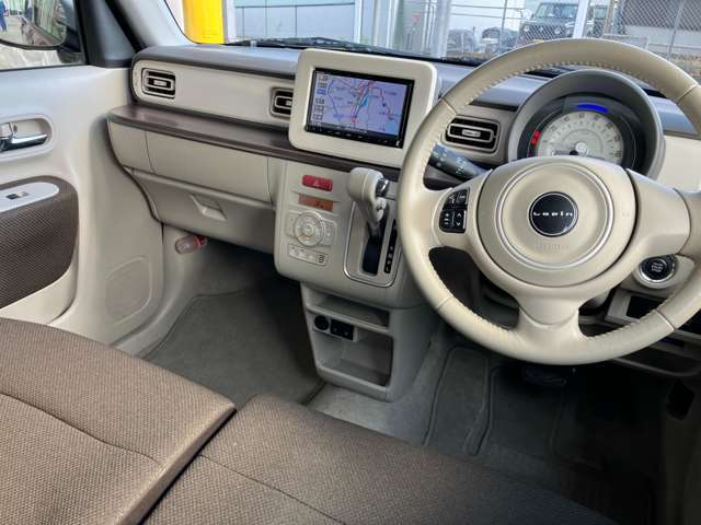 ★鑑定書付きで安心★第三者機関（JAAA日本自動車鑑定協会）のプロ鑑定士によって車輌状態の細かな部分まで鑑定を行なっています！中古車の不安も解消され安心できますね！