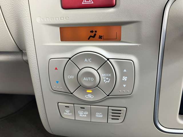 ★フルオートエアコン★エコクール！信号待などアイドリングストップ中でも冷たい風をキープ★エアコンの使用で凍る蓄冷材を空調ユニットに内蔵！低燃費にも大きく貢献してます★
