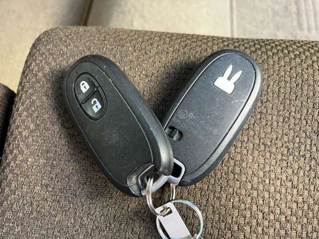 ★キーフリーシステム★リモコンキーを携帯していればキーをポケットなどから出さなくてもドアの施錠・解錠およびエンジン始動が出来ます！