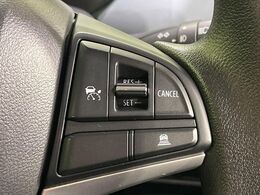 【アダプティブクルーズコントロール】高速道路での長距離走行が楽に！！自動で速度を保つクルーズコントロールが、衝突軽減システムと連携し、前方の車両を感知して車間を保つように速度調節してくれます！！