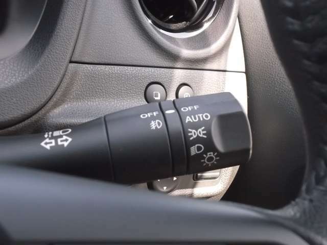 オートライトシステム。車外の明るさに応じてヘッドライトを自動で点灯・消灯してくれるので、消し忘れることもなくとっても便利です＾＾
