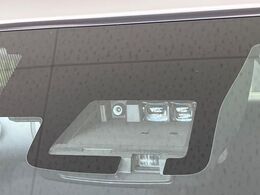 【プリクラッシュセーフティ】前方の車両等を検知し、衝突しそうな時は警報で注意を促し、ブレーキを踏む力をサポート。ブレーキを踏めなかった場合は衝突被害軽減ブレーキが作動、衝突回避をサポートします。