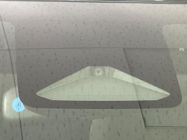 【トヨタセーフティセンス】走行中に前方の車両等を認識し、衝突しそうな時は警報とブレーキで衝突回避と被害軽減をアシスト。より安全にドライブをお楽しみいただけます。