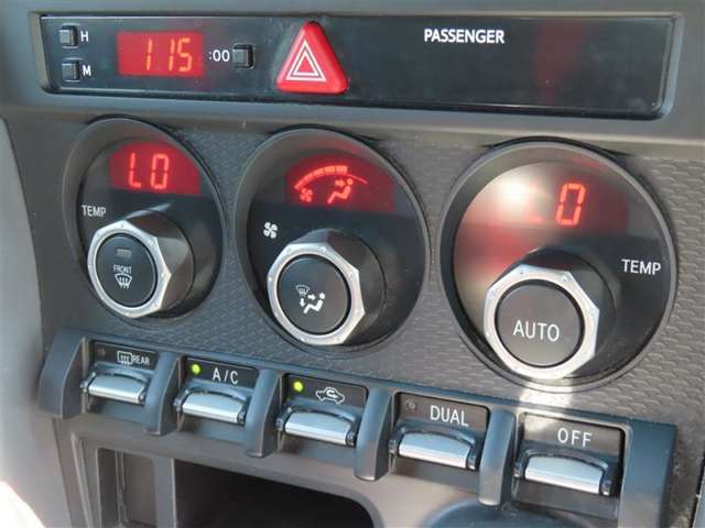 オートエアコンで車内はいつでも快適です♪