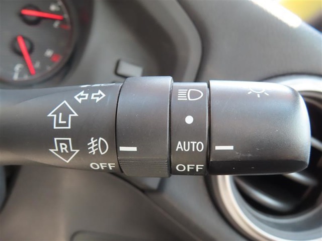AUTOの位置にセットしておくと、暗くなったら自動でライトの点灯をサポートしてくれます！高速道路でのトンネル通過時など便利です！