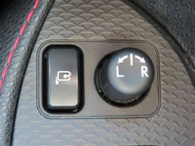日本の駐車場は幅が広くないところが多くて、乗り降りが大変だったりしますよね。電動ミラーがあれば、室内でミラーをたためるので、駐車するときも便利ですね。