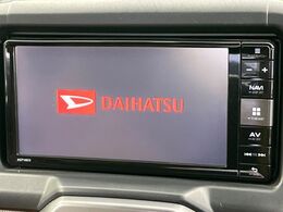 【純正ナビ】人気の純正ナビを装備しております。ナビの使いやすさはもちろん、オーディオ機能も充実！キャンプや旅行はもちろん、通勤や買い物など普段のドライブも楽しくなるはず♪