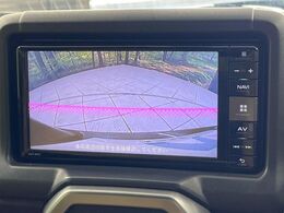【バックカメラ】駐車時に後方がリアルタイム映像で確認できます。大型商業施設や立体駐車場での駐車時や、夜間のバック時に大活躍！運転スキルに関わらず、今や必須となった装備のひとつです！