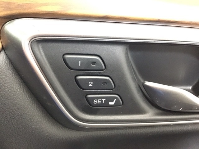 最適なドライビングポジションを記憶し、　乗車するごとにボタンひとつで自動調節を行います。
