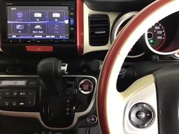 ホンダ純正メモリーナビ搭載なので、遠方へのドライブもお任せ下さい！ステアリング左手側にオーディオ関連のコントロールスイッチを配置しています。操作時は視線を逸らすことなく運転に集中できます