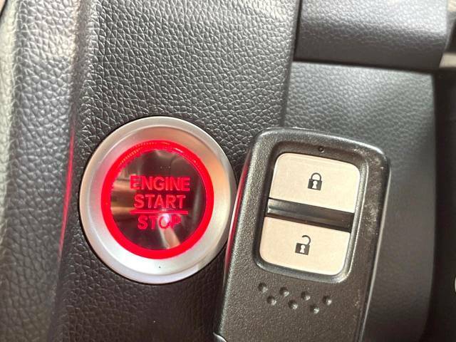 【問合せ：0749-27-4907】【Hondaスマートキー】カバンやポケットに入れたままでもドアの施錠・解錠が可能なスマートキーを装備。エンジンのオン・オフ時もカギを取り出す必要が無いからとても便利