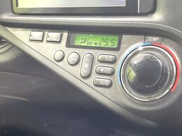 【オートエアコン】一度お好みの温度に設定すれば、車内の温度を検知し風量や温度を自動で調整。暑い…寒い…と何度もスイッチ操作をする必要はありません。快適な車内空間には必須の機能ですね♪