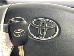 【キーレス】少し離れた場所からでもボタン一つでドアの開錠・施錠ができるのでとっても便利！ドアの鍵穴周りに傷をつけることもありません♪