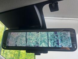 【インテリジェントルームミラー】後席の大きな荷物や同乗者で後方が確認しづらい時でも安心！カメラが撮影した車両後方の映像をルームミラー内に表示。クリアな視界で状況の確認が可能です！
