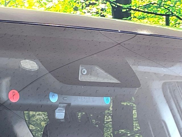 【トヨタセーフティセンス】走行中に前方の車両等を認識し、衝突しそうな時は警報とブレーキで衝突回避と被害軽減をアシスト。より安全にドライブをお楽しみいただけます。