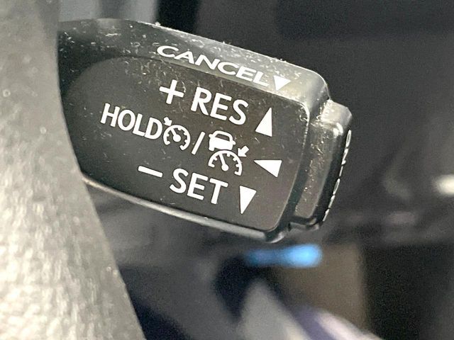 【レーダークルーズコントロール】高速道路での長距離走行が楽に！！自動で速度を保つクルーズコントロールが、衝突軽減システムと連携し、前方の車両を感知して車間を保つように速度調節してくれます！！