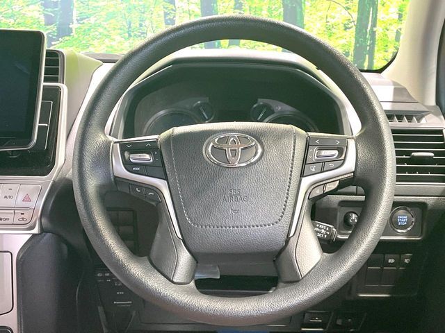 インテリアに合わせたデザインのステアリングは、運転される方のことも考え、運転しやすい形状、大きさです。是非一度、実際に触ってお確かめください。