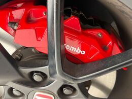 【ブレンボ製キャリパー】ハイパワー車両には強力なブレーキが必須！世界のスーパーカーにも採用されるイタリアの高級メーカー「ブレンボ」を装着！色鮮やかなキャリパーがスポーティな印象を引き立てます♪