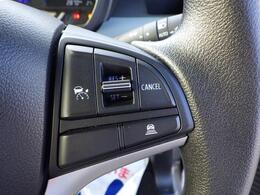 右側スイッチはクルーズコントロールの設定ボタンになります。