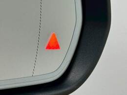 【ブラインドスポットモニター（BSM）】車線変更時に車両後方から来る車両を検知し安全をサポートする装置です。