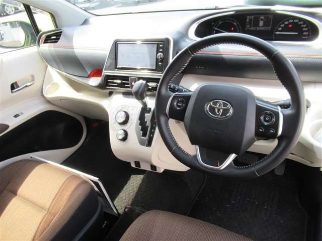 視界が広く、インパネシフトですっきりとした空間が運転がしやすく居心地が良い運転席です