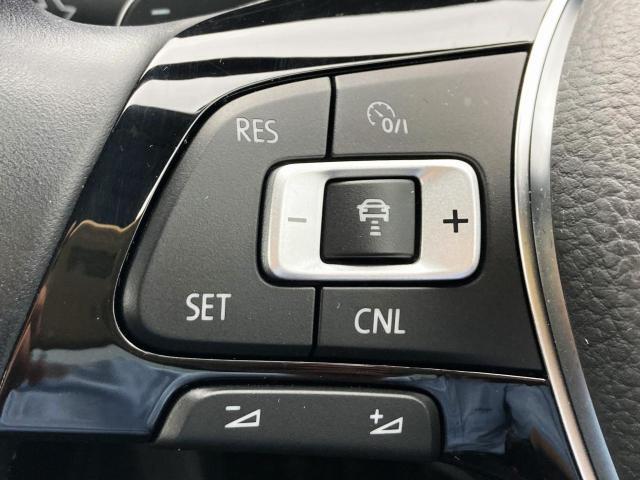 前車追従機能付きアダプティブクルーズコントロール(ACC)を装備。前を走行中の車両に一定の間隔で速度調整してくれるので、高速道路での安全確保と疲労軽減に効果があります。